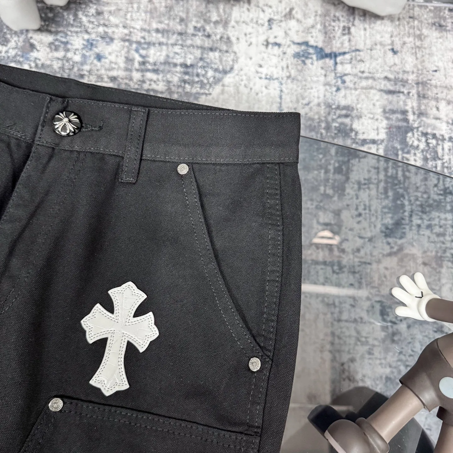 P280 Chrome Hearts/Chrome Hearts 25FW CH Workwear Logging Big Cross Leather Limited Edition Jeans (Black) Chrome Hearts are the most popular pants in color. Made of beaded canvas fabric, heavy washing makes the upper body of the fabric more textured and the pants are tall and straight! The three-dimensional cutting of the whole trousers is a masterpiece! The hardware is customized by zp. The beaded canvas fabric is thick and soft after being washed. It has good breathability. Customized small leather label. Unique design. The details are simple and elegant, and the workmanship is exquisite. The whole trousers are neatly routed and the details are in place! It’s so cool that both men and women can easily control the genderless trend!  Color: black Size: 28/30/32/34/36 Waist: 69/74/79/84/89 Knee: 50/51.5/53/54.5/56 Pants length: 102/104/106/108/110